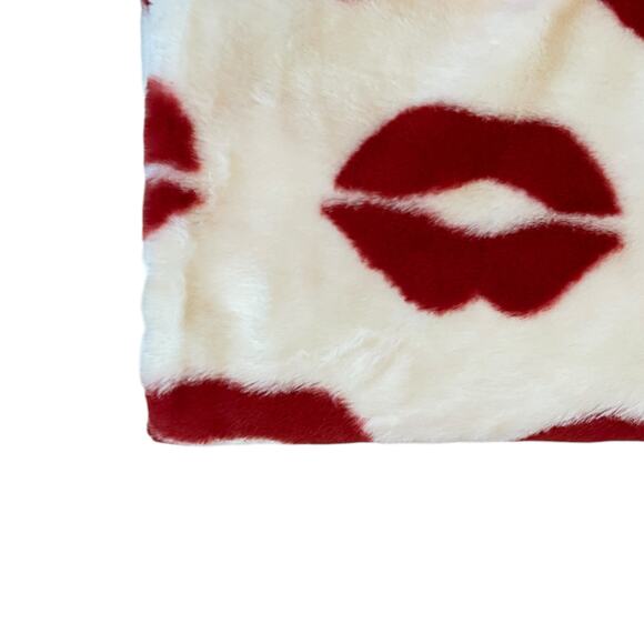 NEW Cupcakes & Cashmere LIPS Faux Fur Throw Blanket 50x70 Red & White Valentine - Picture 5 of 16